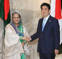 Japan's PM Abe meets with Bangladeshi PM Hasina