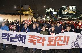 Rally against embattled President Park continues