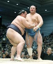 Sumo: Kisenosato, Takayasu remain perfect in Osaka