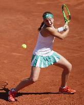 Tennis: Unseeded Ostapenko reaches French Open final