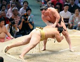 Sumo: Hakuho ties late Chiyonofuji for 2nd all-time with 1,045 wins