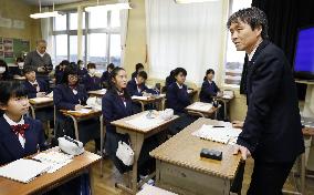 Abductee Hasuike speaks to students