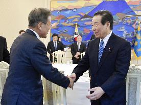 S. Korean Pres. Moon meets Japanese lawmakers