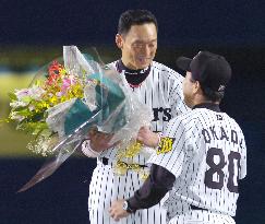 Tigers' Kanemoto marks record of 904 consecutive games