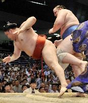 Baruto beats Asasekiryu at Nagoya sumo