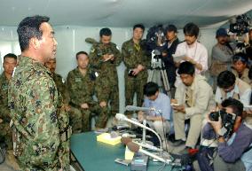 (2)GSDF chief of staff visits Samawah to rally troops