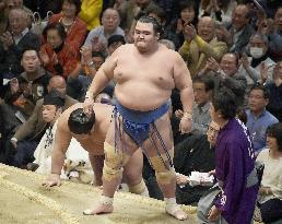 Sumo: Kotoshogiku one win from championship