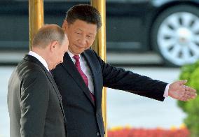 Xi welcomes Putin in Beijing