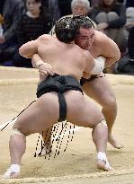 Yokozuna Kakuryu finishes Kyushu championship with 14th victory