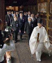 Japan lawmakers visit war-linked Yasukuni Shrine