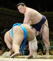 Hakuho flattens Toyonoshima to remain in lead at summer sumo