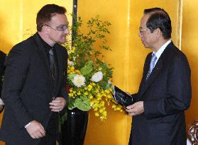 Fukuda meets with rock star Bono of U2