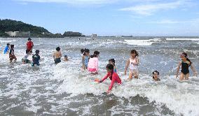 Swimming beach in Zushi opens