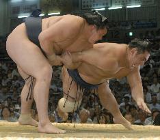 Hakuho wallops Wakanosato on 3rd day of Nagoya sumo