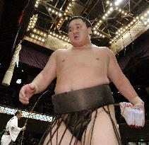 Hakuho extends winning streak to 60