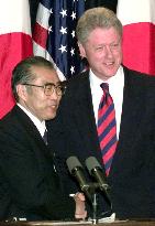 Obuchi, Clinton shake hands at joint news conference
