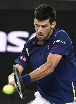 Djokovic advances to Australian Open 4th round