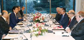 PM Abe discusses world economy at Washington dinner