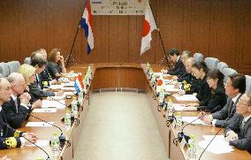 Japan, Dutch defense sign memorandum on security cooperation