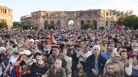 Supporters of Armenian opposition leader Pashinyan