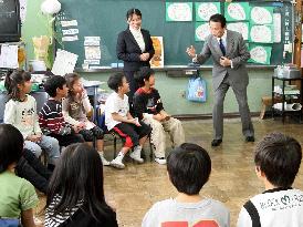 Aso visits elementary school in Tokyo