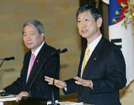 Komura holds talks with South Korean foreign minister