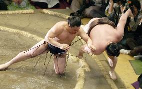 Hakuho falls at summer sumo