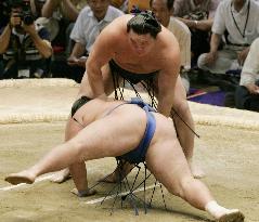 Hakuho keeps winning at Nagoya sumo