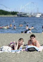 Heatwave grips Japan during holiday weekend