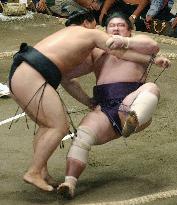 Asashoryu takes share of lead at autumn sumo