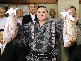 Hakuho secures 16th title, extends winning streak to 61