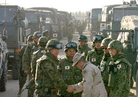 (1)Japanese troop unit enters Iraq from Kuwait