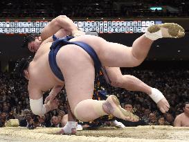 Harumafuji beats Ikioi at New Year sumo tournament