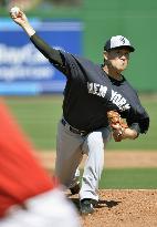 Tanaka throws in spring training game