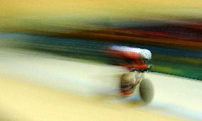Olympic scenes: Omnium pursuit cyclist zooming