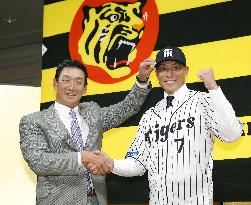 Baseball: Hanshin introduces coveted signee Itoi