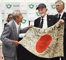 U.S. WWII veteran returns Japanese flag to owner's family