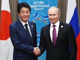 Abe, Putin meet in Vietnam