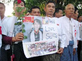 Suu Kyi supporters