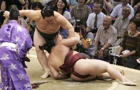 Asashoryu mows down Futeno for 3rd win in Nagoya