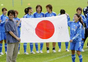 Author of Captain Tsubasa visits Japan's national women's soccer