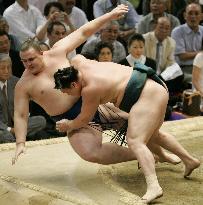 Asashoryu still in driver's seat at Nagoya sumo