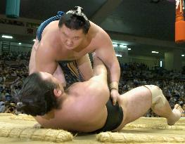 Asashoryu opens up lead at Nagoya tourney