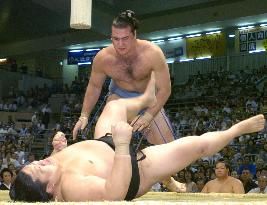 Kotooshu keeps 1st title in sight with 11th win in Nagoya