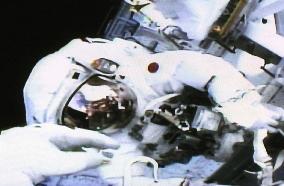 Discovery astronaut Noguchi takes spacewalk