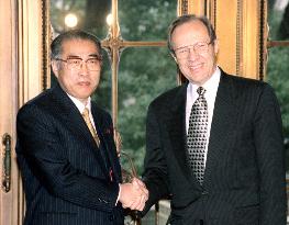 Perry meets with Obuchi