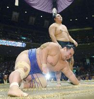 Sumo: Okinoumi pulls off another upset to stay tied for lead