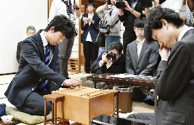 Japan's teen shogi sensation looks to tie win streak record