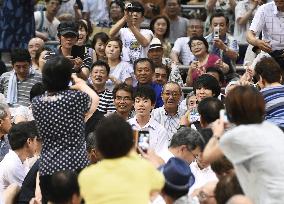 Shogi phenom Fujii visits sumo tournament