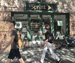 Sprint, T-Mobile US strike deal on merger